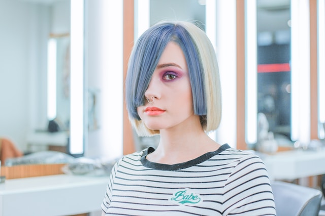 Une femme aux cheveux bleus et blonds platine.