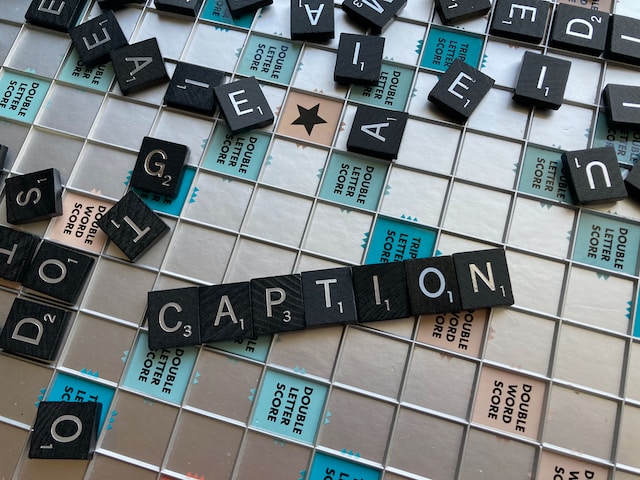 Het woord "CAPTION" op een Scrabble bord.