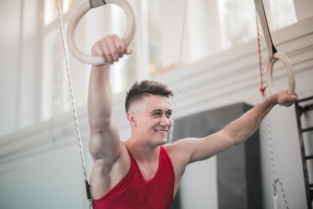 Een fitness influencer die aan gymnastiek doet.