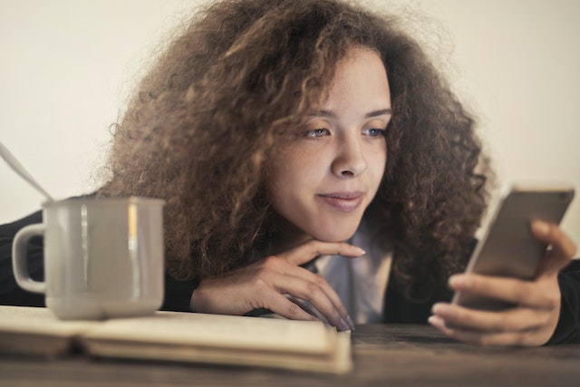 Een TikTok-influencer controleert de prestaties van haar account op haar mobiele telefoon.