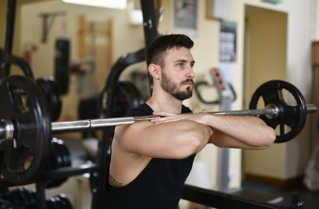 Een fitness influencer aan het trainen in de sportschool.