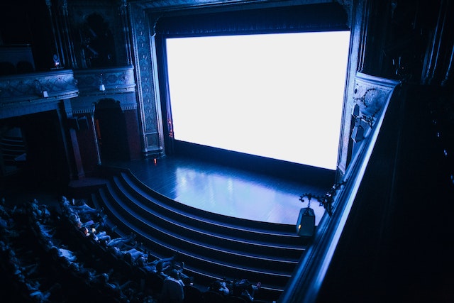 Um teatro com um grande público.