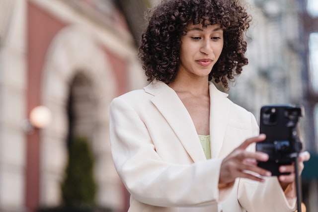 スマートフォンでTikTok用のビデオを撮影する少女。