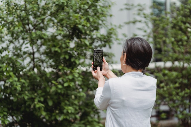  Een meisje dat een video opneemt van planten voor haar TikTok.