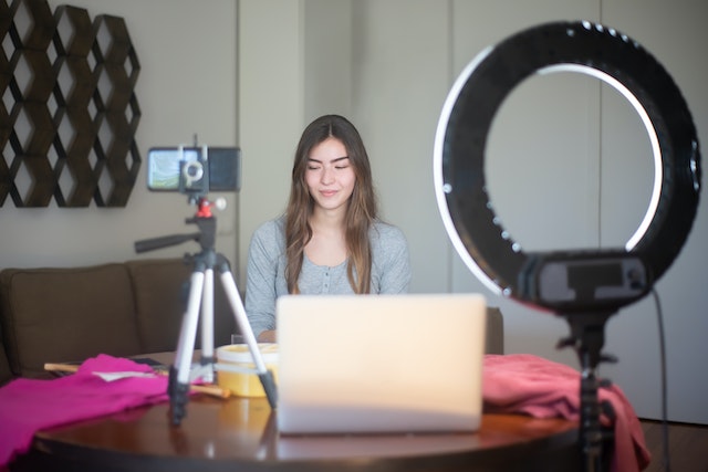 Un téléphone sur un trépied enregistrant une vidéo d'un influenceur.