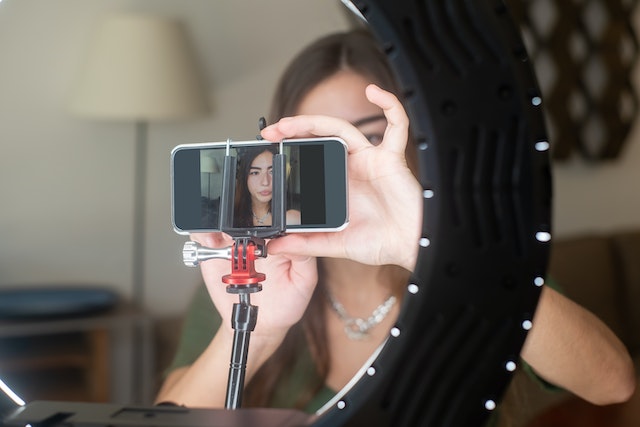 Un influencer grabando un vídeo para Tiktok.