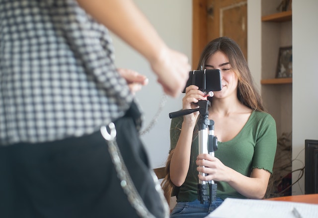 Une jeune fille enregistre une vidéo pour TikTok.