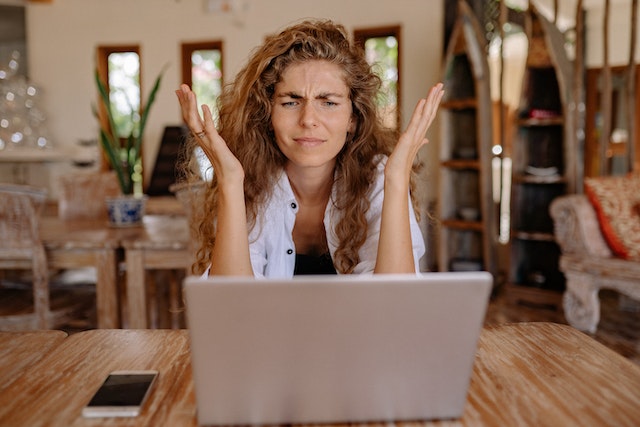 An influencer frustrated that her TikTok keeps crashing even after clearing cache files.