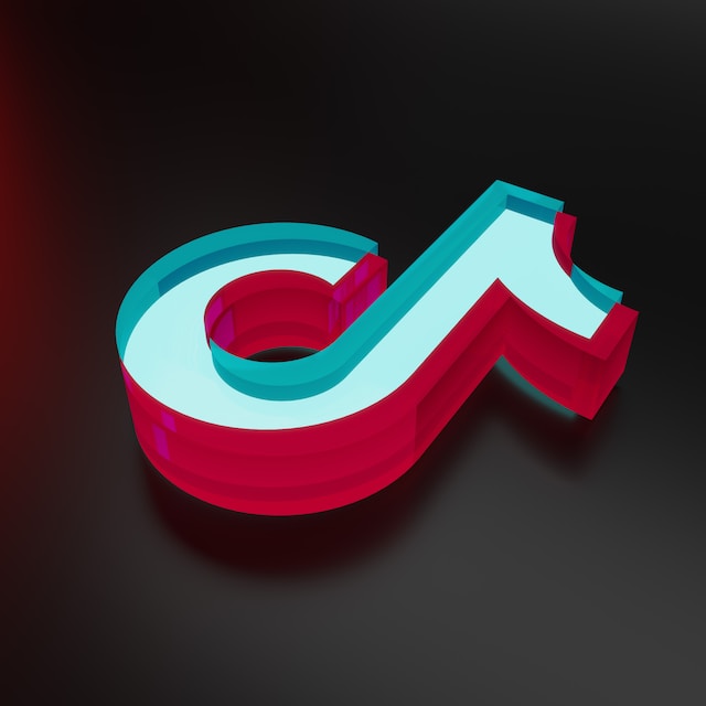 O ilustrație 3D a logo-ului TikTok pe un fundal negru.