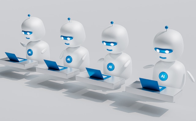 Eine Gruppe von vier weißen Bots, die vor ihren jeweiligen Laptops sitzen.