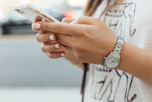  Een TikTok influencer probeert haar account te herstellen op haar mobiele apparaat.