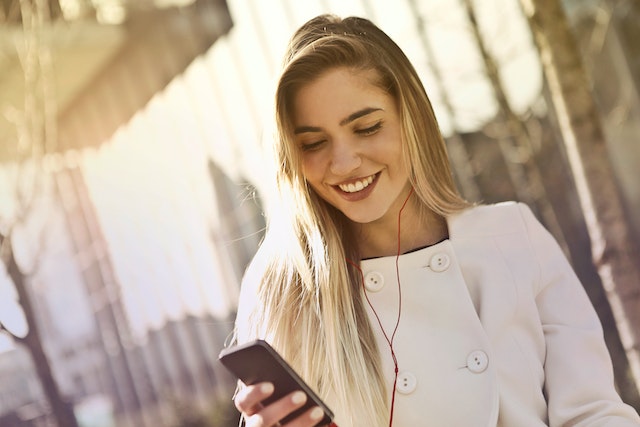 Un influenceur TikTok faisant une boucle sonore sur TikTok.