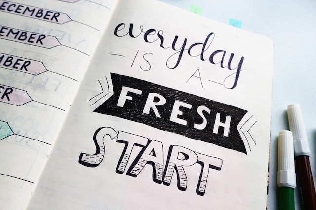 Un mesaj într-un caiet spune: "Fiecare zi este un nou început".