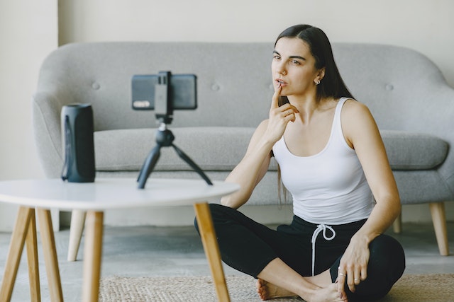 Una chica posando para un vídeo de TikTok. 