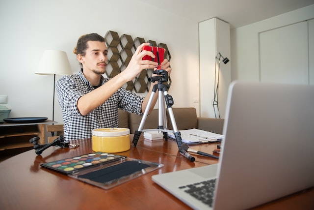  Un bărbat care se pregătește să facă vlogging pentru TikTok. 