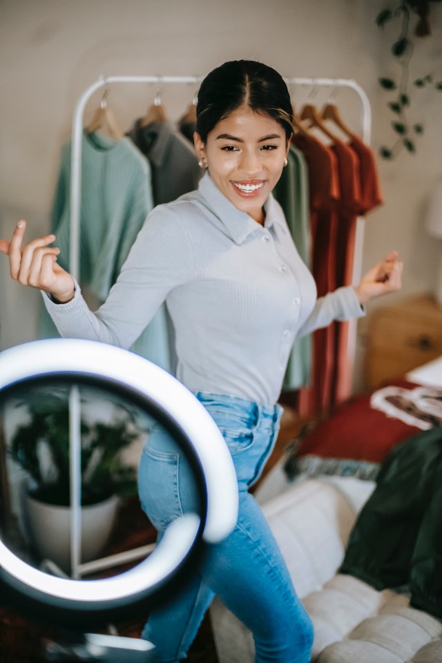 Une jeune fille pose pour une vidéo sur TikTok.