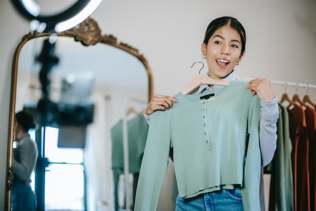  Una chica presume de ropa nueva para un vídeo de TikTok.