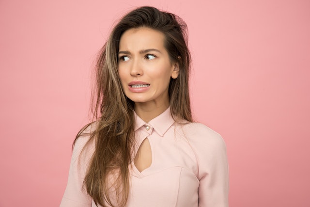 Een vrouw die onzeker is over welk platform haar zal helpen om haar TikTok-doelen te bereiken.