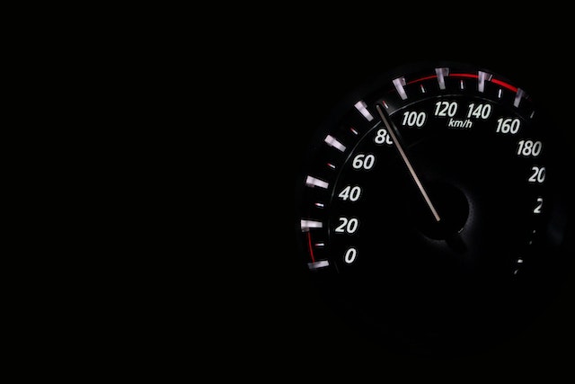 Ein analoger Tachometer zeigt eine Geschwindigkeit von 80 Kilometern pro Stunde an.