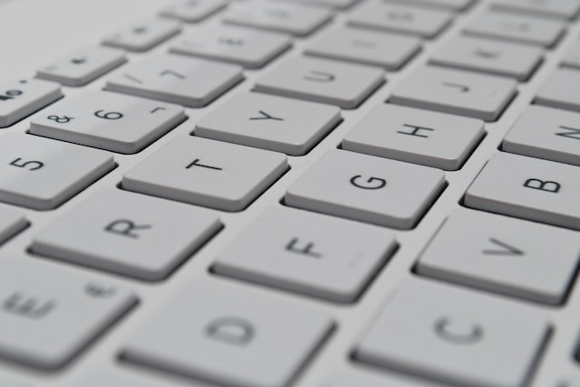 コンピューター機器の白いキーボードのクローズアップ写真。 