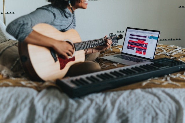 Um influenciador gravando uma música para transformá-la em um som no TikTok.