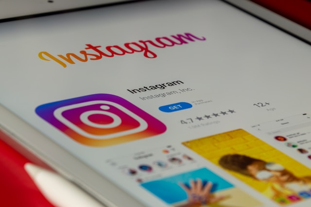 App Store 中显示 Instagram 应用程序的 iPhone 特写照片。