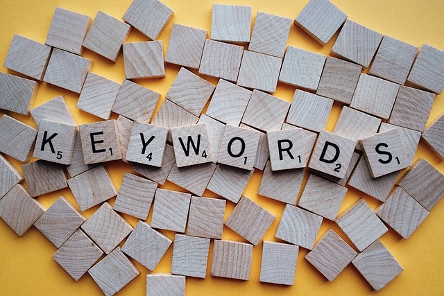 Una imagen de la palabra "KEYWORDS" en fichas de Scrabble.
