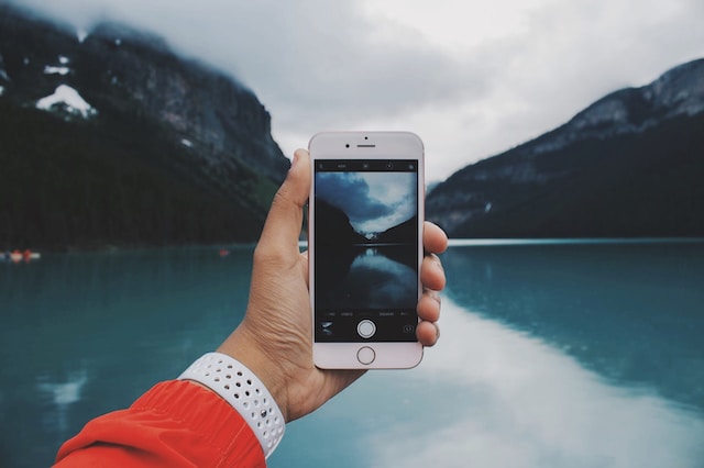 Een TikTok-maker met een telefoon in de hand die een video opneemt van zijn reizen.