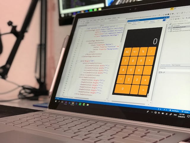 Uma tela de laptop exibe um aplicativo de calculadora. 