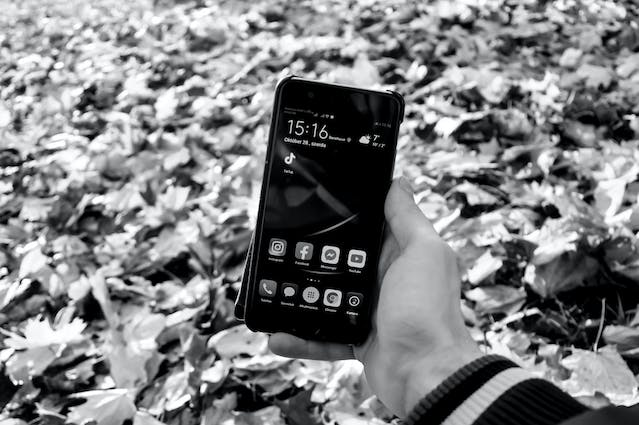 A person browses their phone’s home screen, which displays various social media apps. 