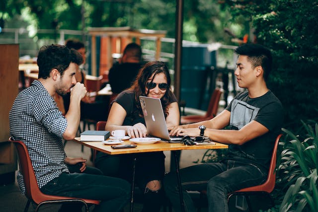 A group of friends hangs out at a cafe. 