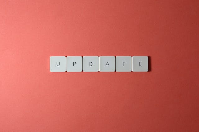 흰색 문자 타일은 "UPDATE"라는 단어의 철자입니다.