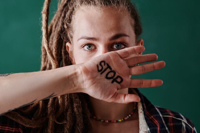  Una donna si copre la bocca con la mano. 