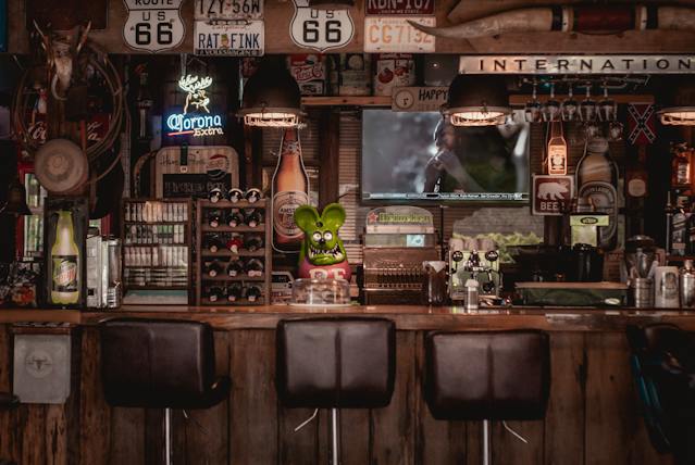 Una foto di un bar con uno schermo TV