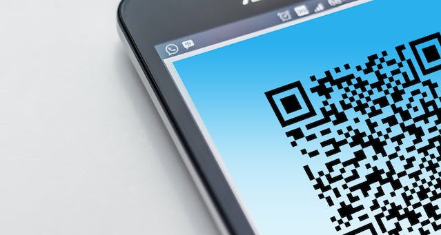 Een close-up van een telefoonscherm met een QR code. 