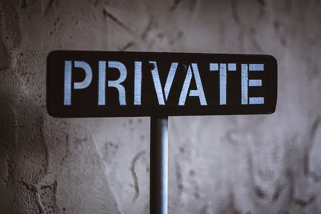 Op een zwart-wit bord op een paal staat "PRIVATE.