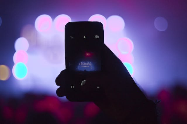 Iemand zendt een concert LIVE uit met zijn telefoon. 