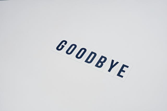  Ausgeschnittenes Papier buchstabiert das Wort "GOODBYE".