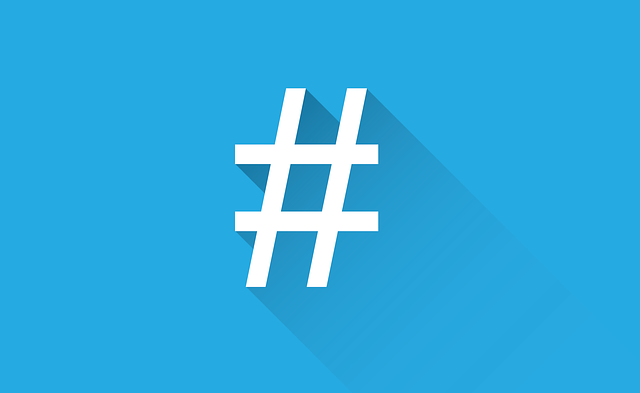  Afbeelding van een wit TikTok hashtag icoon op een blauwe achtergrond.