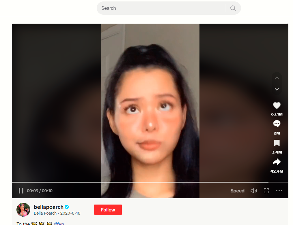 틱톡 동영상에서 우스꽝스러운 표정을 짓고 있는 젊은 여성의 스크린샷입니다. 