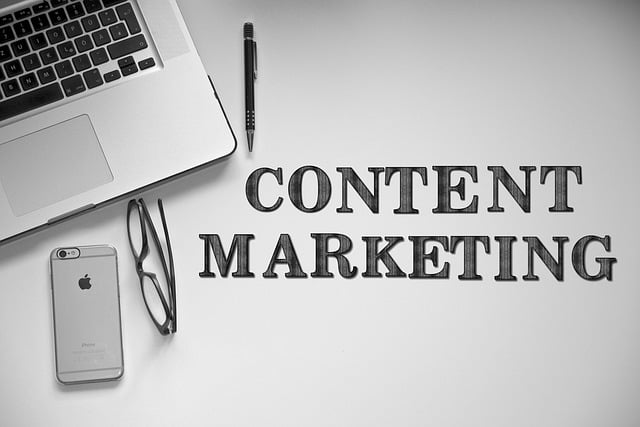 Una imagen de artilugios creativos sobre una mesa con las palabras "CONTENT MARKETING" al lado.