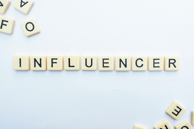 Una imagen de fichas de Scrabble dispuestas para deletrear la palabra influencer.