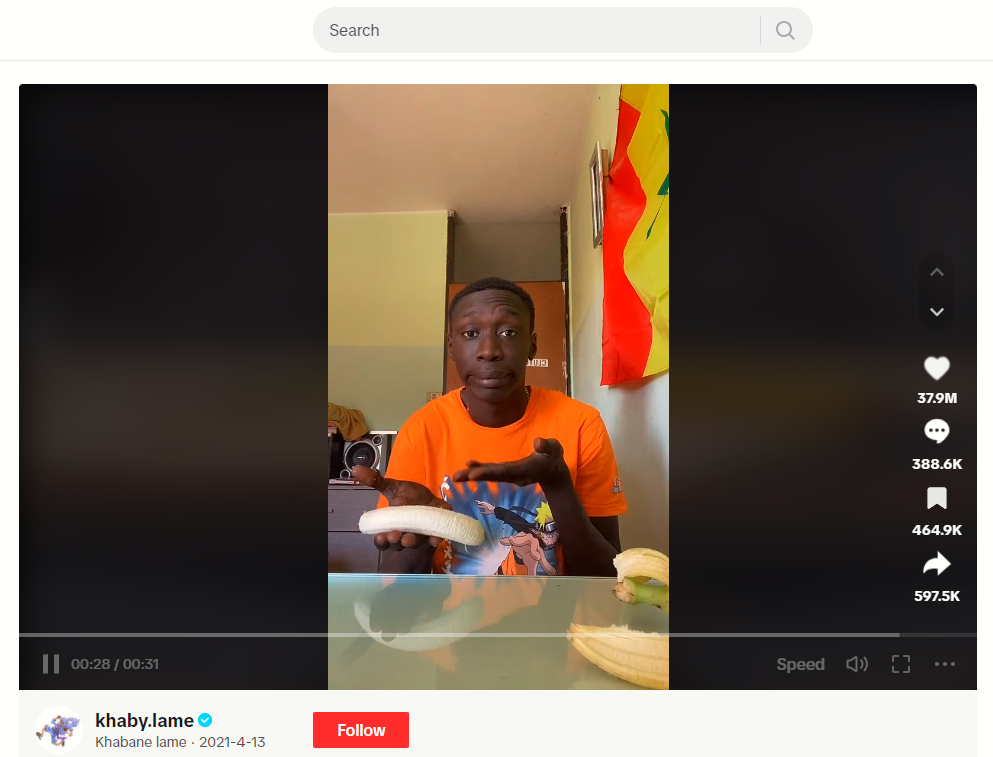 Uma captura de tela do TikTok de um homem segurando uma banana descascada. 