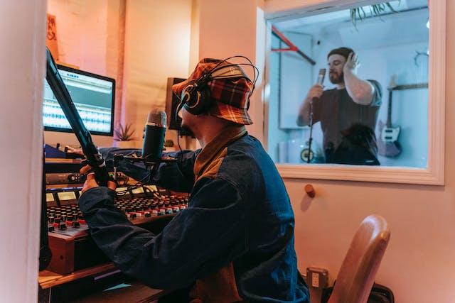 Une photo de deux hommes dans un studio d'enregistrement. 