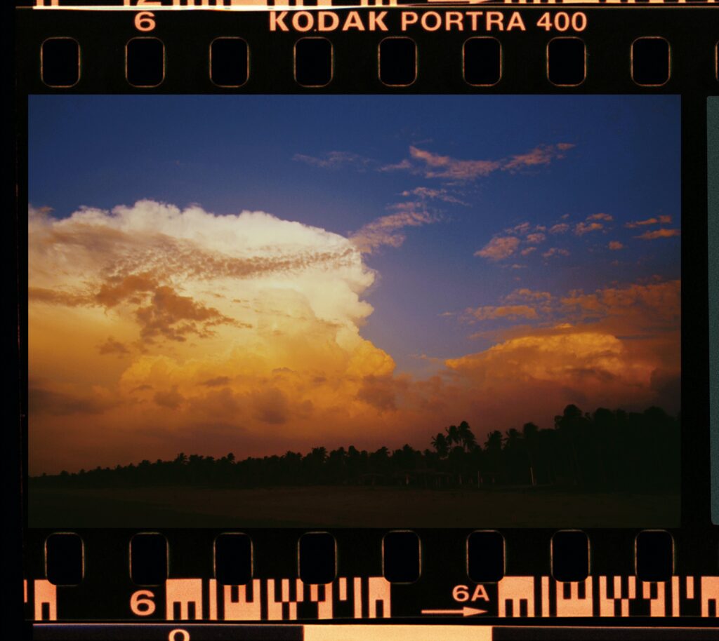 Image de nuages teintés d'orange au coucher du soleil. 