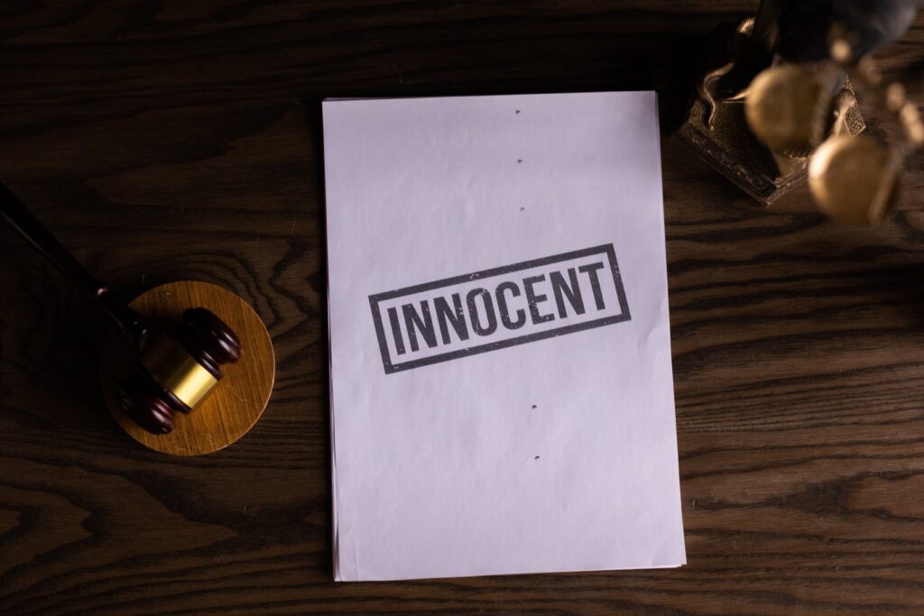 의사봉과 "INNOCENT"라는 단어가 인쇄된 종이 한 장. 