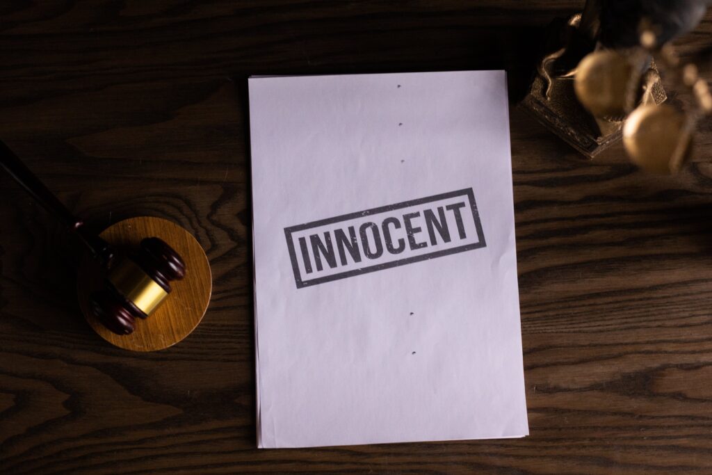 小槌と「INNOCENT」と印刷された紙切れ。 