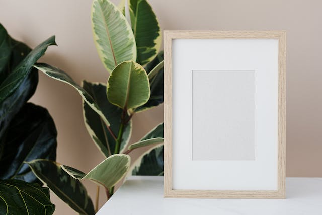 Un cadre photo vide est posé sur une table. 