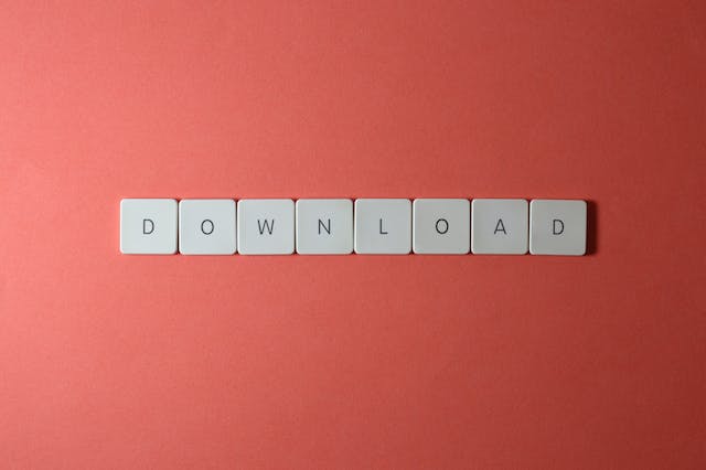 Le piastrelle con le lettere bianche scrivono la parola "DOWNLOAD".