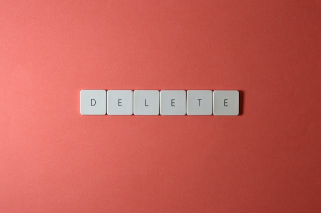 白色字母瓷砖拼成 "删除 "一词。